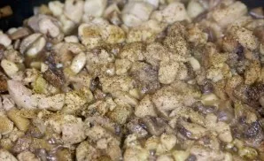 Simmer meat and mushrooms with onions for 15-17 minutes. Season with salt and pepper.