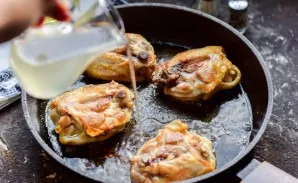 Pour apple juice into the pan.