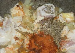 Sprinkle with pepper and add spices. Pour a glass of water and continue to cook over low heat for another third of an hour.