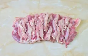 Cut the chicken fillet and lay out on top of the meat.