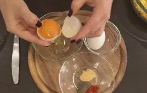 For cooking you need 2 proteins, 0.5 teaspoons of red pepper, black pepper and garlic. Mix everything.