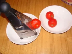 In the meantime, prepare the sauce. Grate three tomatoes, trying to carefully separate the peel. Alternatively, you can remove the cuticl...