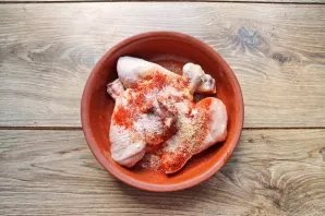 Add salt, pepper, add dry garlic and paprika. Mix everything, cover and leave to marinate for 30 minutes.