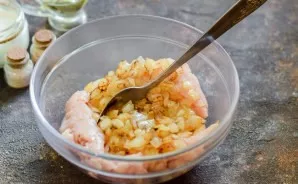 Add onion, salt and pepper to the minced meat.