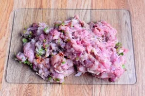 Add onion and mustard to the mince, salt and add pepper to taste, add paprika. Grind again with a knife until smooth.