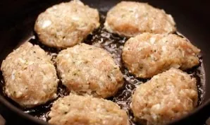 Form meatballs from the minced meat with our hands. For one cutlet - about a spoonful of minced meat. Heat a little vegetable oil in a pa...