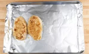 Then fry the brisket in olive oil on both sides for 3 minutes each. And transfer the chicken to a baking sheet.