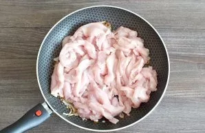 Put the sliced brisket in a fried onion. Cook over medium heat until the fillet turns white and the amount of liquid released decreases b...