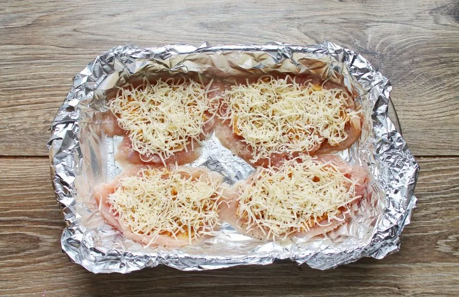 Grate the cheese and sprinkle it on the apple layer.