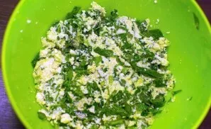 In a convenient bowl we mix the cottage cheese, in which we will add salt and pepper, parsley, onion, spinach, chopped garlic. Mix everyt...