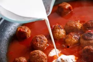 To make the sauce even more appetizing, pour cream into the pan in a thin stream. Bring everything to a boil, add a pinch of salt and pep...