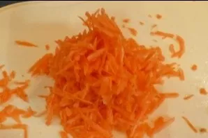 Rinse the chicken drumsticks thoroughly, dry, then rub with chopped garlic with salt, pepper, sprinkle with suneli hops.