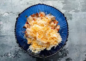 Put the chicken with vegetables on a deep plate and put the grated boiled eggs. Crush everything thoroughly with a submerged blender.