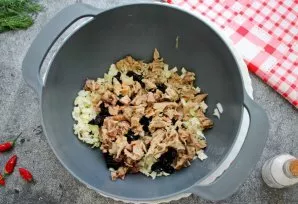 Cut the boiled chicken into small cubes and put in a salad bowl.