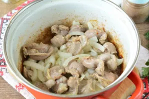 Pour oil into the pot, heat slightly. Pour the offal with onions, fry for 3-4 minutes until the desired golden brown color.