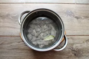Fill the stomachs with one liter of water, add pepper and bring to a boil. An hour later, add the bay leaf.