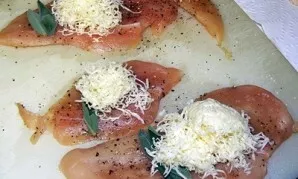 Salt the fillet pieces on both sides, add sage and cheese.