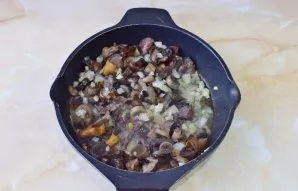 Peel the onion, chop finely and fry for a minute until transparent. Then put the mushrooms in a pan. Fry everything together for 3-5 minu...