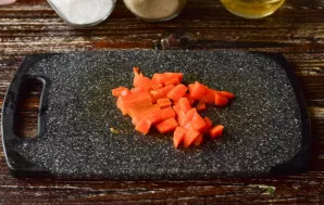Cut the boiled carrots into small cubes. You can also use fresh carrots.