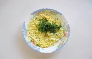 Wash the dill, chop finely. Melt the butter. Pour dill and butter into cheese and eggs. Salt and mix the filling for zrazams.