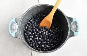 Add the grapes to the boiling syrup, mix and bring to a boil. Turn off and leave to infuse for 6 hours or overnight.