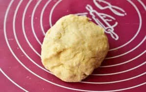 Pour in vegetable oil, knead the dough.