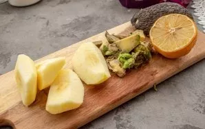 Peel the apple and seeds, cut the avocado and remove the dice and remove the peel. Sprinkle the apple (cut into small pieces) and avocado...