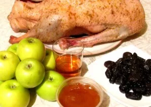 Soak the prunes in the remaining wine. Wash the apples, peel them and cut them into half or quarters  as you like.