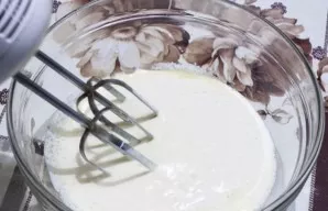 Mix the cream with sugar (powdered sugar can be used) and beat well.