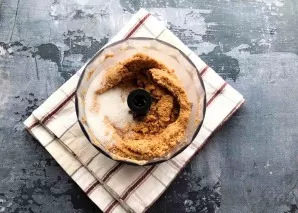 Add salt, sugar and vegetable oil to peanuts.