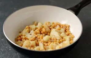 Pour in the remaining olive oil and chickpeas, simmer for another couple of minutes.