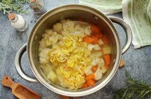 Add the fried leeks to the pan with vegetables. Salt everything, pepper and cook for another 2-3 minutes.