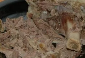 We take out the meat and tear the meat off the bone.