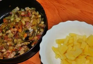 Add fried mushrooms and chopped potatoes to peas. Cook everything together for another 20-30 minutes, add salt to taste.