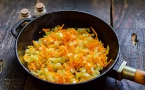 Heat the pan and pour in the oil. Add carrots and onions to the pan, add chopped garlic - fry for a few minutes until tender.