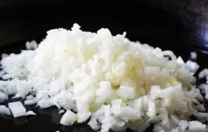 We clean the onion and chop it. Finely chop the greens. Add half of the chopped onion and greens to the minced fish.