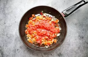 Grate the tomatoes by removing the cuticle. Put in a pan and pour fish broth.