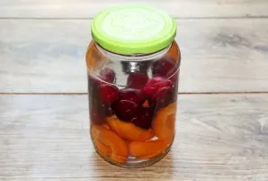 Bring the water to a boil and fill the jar to the very top. Cover the jar with a lid and leave for 10 minutes.