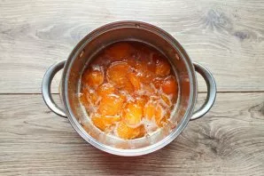 Put the pot with the fruit over low heat, pour in lemon juice and bring to a boil. Simmer for 35 minutes, scraping off the foam, stir so ...
