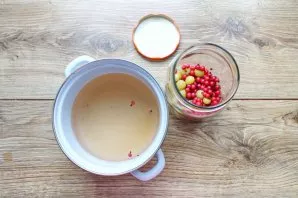 Pour sugar into a saucepan and pour liquid from the jar. Put on medium heat and bring to a boil, simmer for 2-3 minutes. Pour the compote...