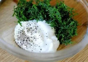 In a small bowl, mix sour cream, sugar, pepper and chopped dill.