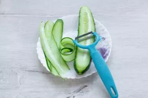 Cut the cucumber along the vegetable with a razor. The knife must be distracted from you. Take thin slices of cucumber.