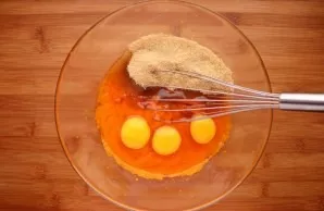 In the meantime, prepare the filling. Bring the pumpkin to a boil and mash into a puree. Cool. Then pour sugar and eggs into pumpkin pure...