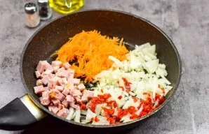 While the potatoes are boiling, peel the onions and carrots. Cut the onion into small cubes, grate the carrots on a fine grater. Finely c...