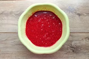 Crush everything with a blender until the sugar dissolves and the mass becomes homogeneous.