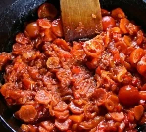 Simmer over medium heat for about 5 minutes until the onion becomes transparent. Then pour tomato paste into the pan (if you have good to...