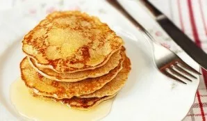 Thats it, our oatmeal pancakes with apples are ready. Serve with sour cream, maple syrup or any other sauce.