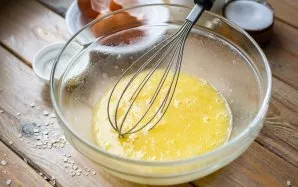 Stir these ingredients intensively with a whisk until a homogeneous mixture is obtained.