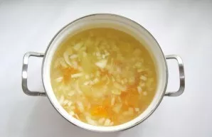 Then put the fried vegetables in a saucepan.