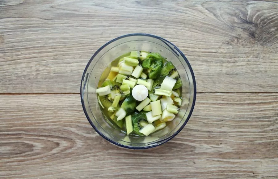 Pour apple juice into a bowl.